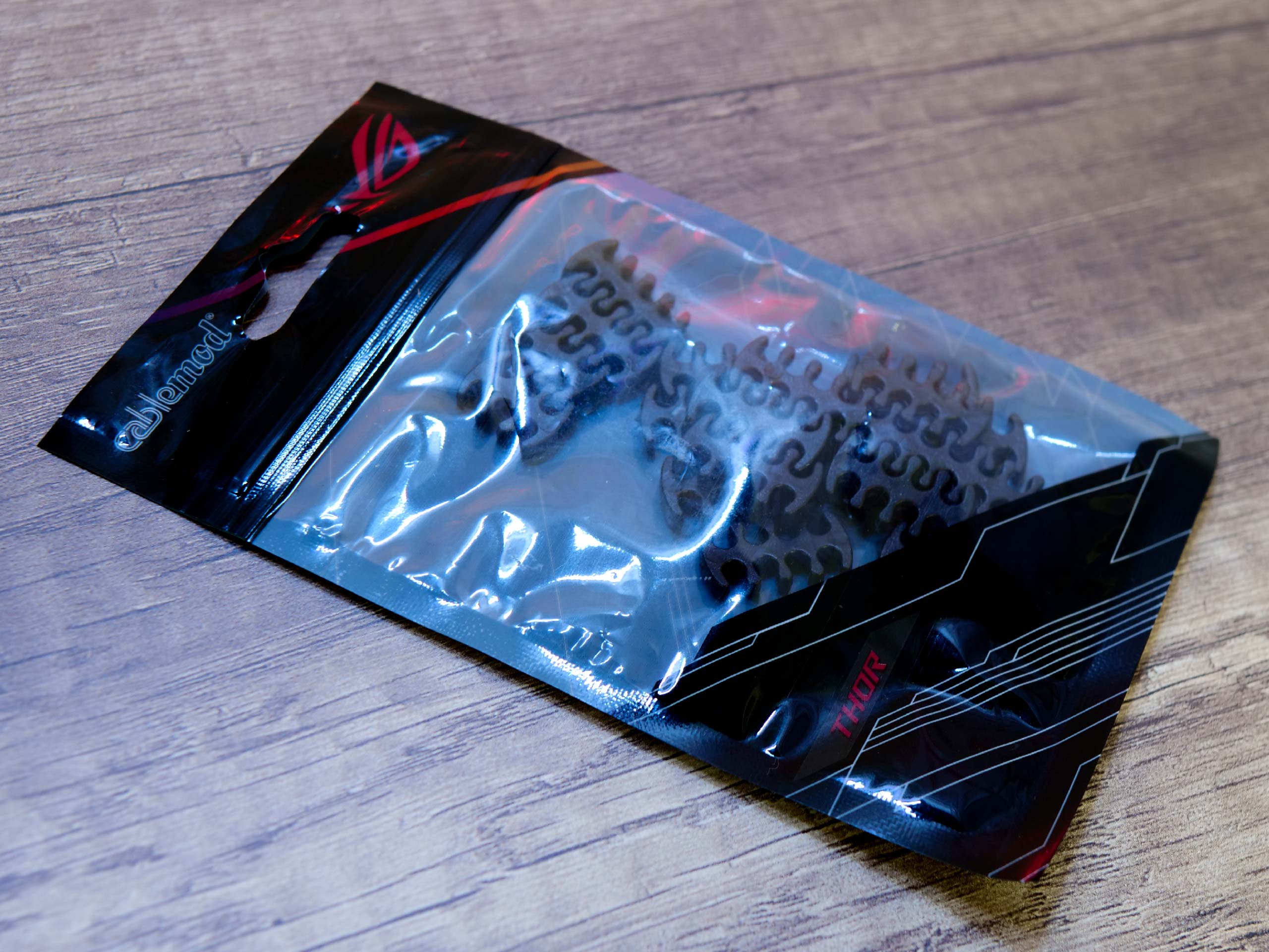 Présentation : Asus ROG Thor 1000W Platinum II 8 Rog Thor P2 1000 Peignes Cables Sachet Cablemod
