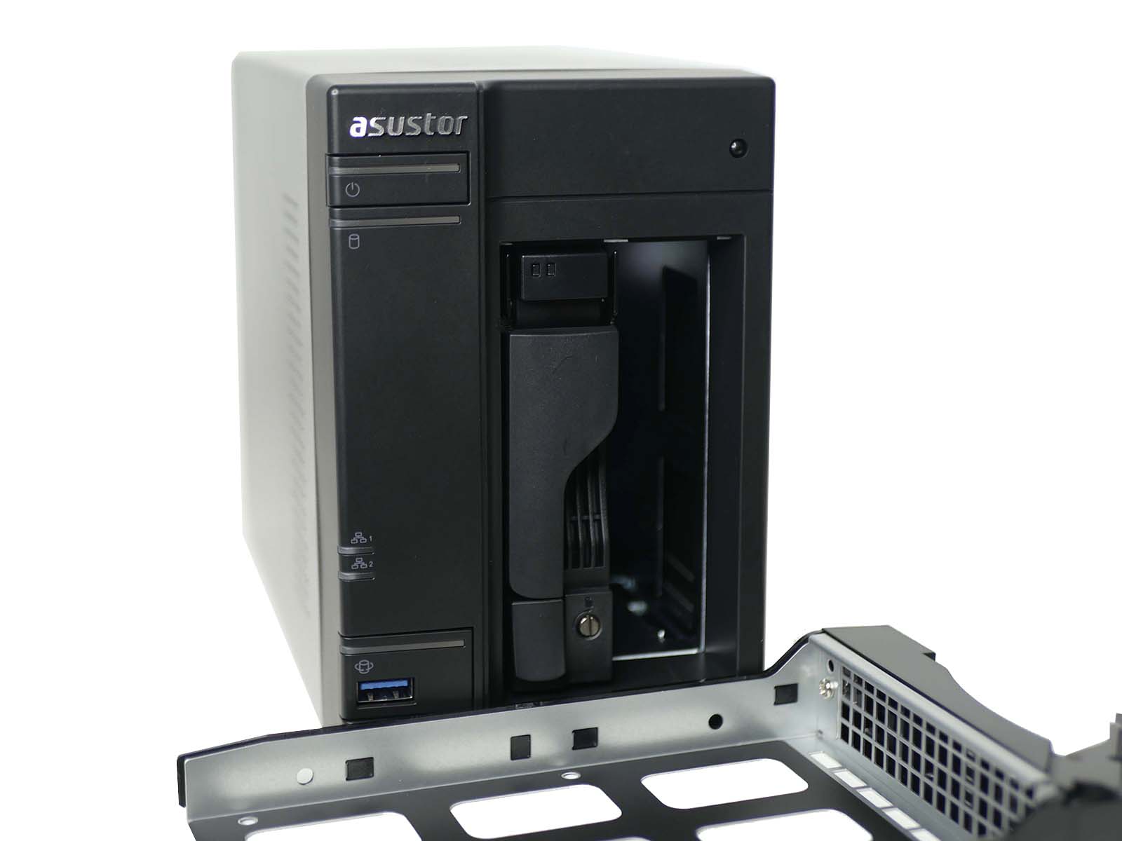 Test : NAS Asustor Lockerstor 2 Gen2 AS6702T 6 NAS Lockerstor 2 Gen2 AS 6702T et ses deux racks à levier