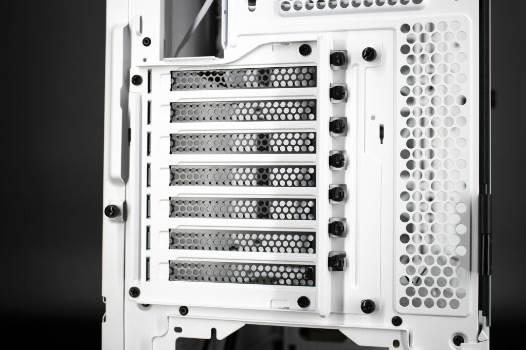 Thermaltake Ceres 500 TG ARGB Snow : un boîtier ultra complet à la façade atypique 6 Thermaltake Ceres 500 Tg Argb Snow 012