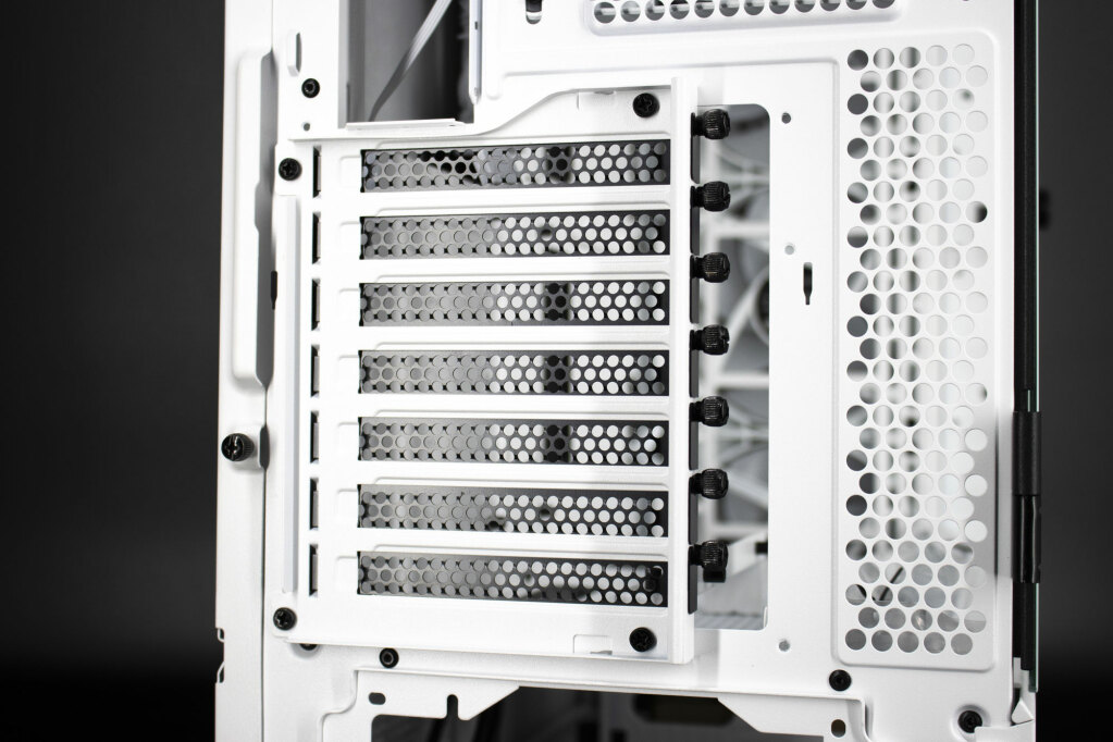 Thermaltake Ceres 500 TG ARGB Snow : un boîtier ultra complet à la façade atypique 7 Thermaltake Ceres 500 Tg Argb Snow 013