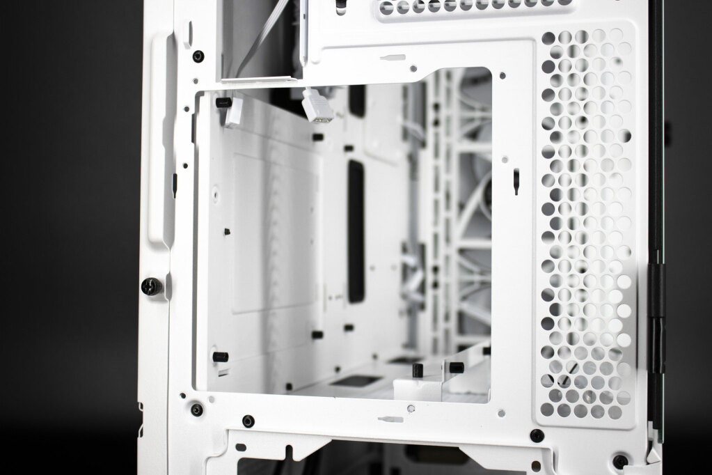 Thermaltake Ceres 500 TG ARGB Snow : un boîtier ultra complet à la façade atypique 8 Thermaltake Ceres 500 Tg Argb Snow 014