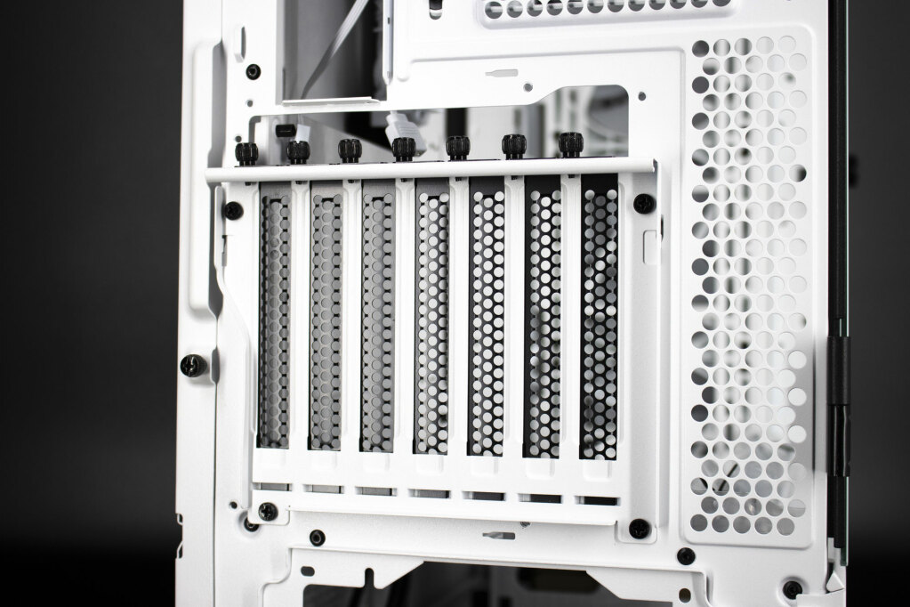 Thermaltake Ceres 500 TG ARGB Snow : un boîtier ultra complet à la façade atypique 9 Thermaltake Ceres 500 Tg Argb Snow 015