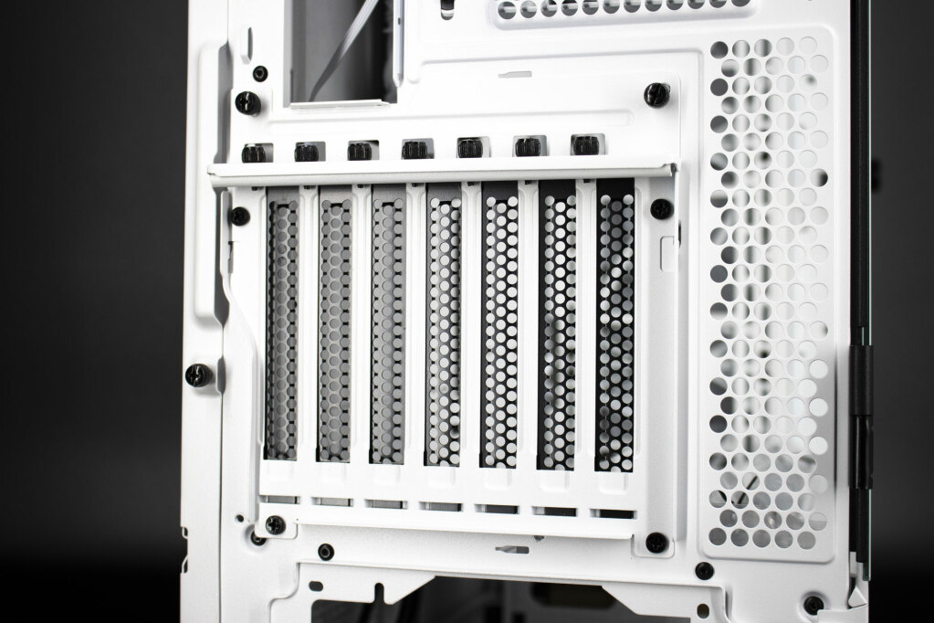 Thermaltake Ceres 500 TG ARGB Snow : un boîtier ultra complet à la façade atypique 10 Thermaltake Ceres 500 Tg Argb Snow 016