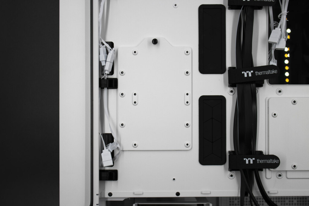 Thermaltake Ceres 500 TG ARGB Snow : un boîtier ultra complet à la façade atypique 10 Thermaltake Ceres 500 Tg Argb Snow 035