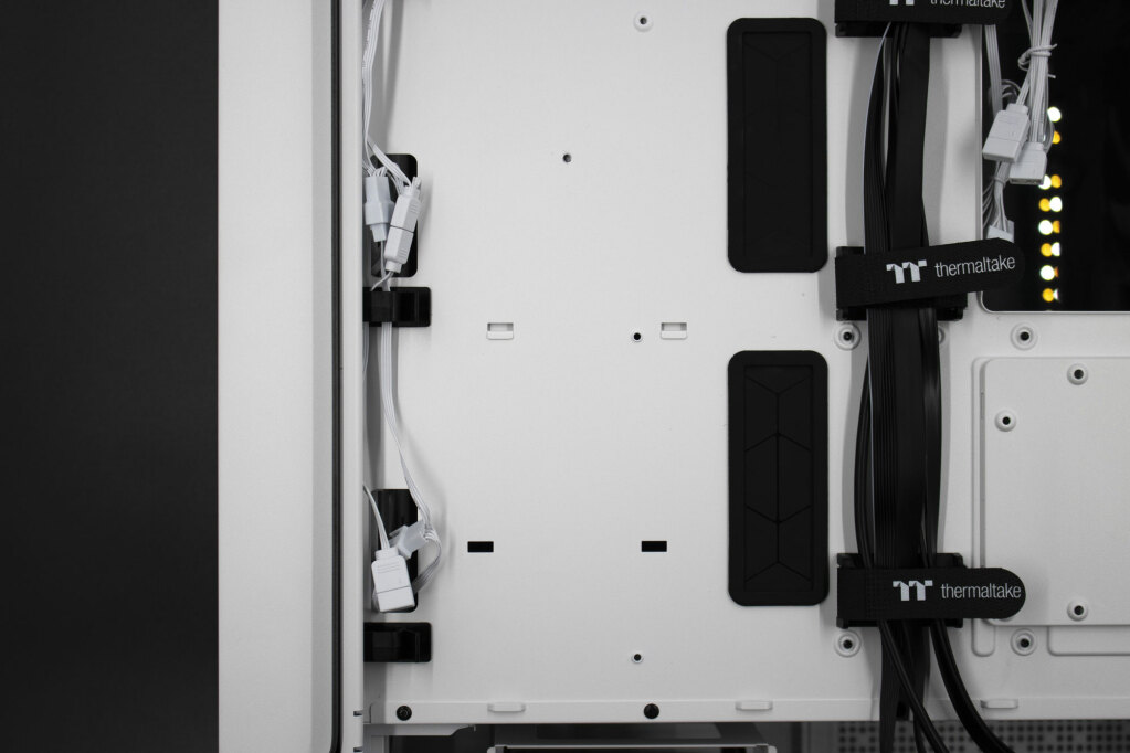 Thermaltake Ceres 500 TG ARGB Snow : un boîtier ultra complet à la façade atypique 11 Thermaltake Ceres 500 Tg Argb Snow 036