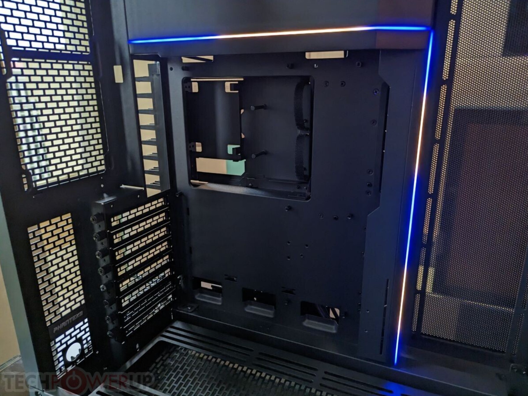 PHANTEKS NV7 : le boîtier de toutes les possibilités ? 5 Phanteks Nv7 4