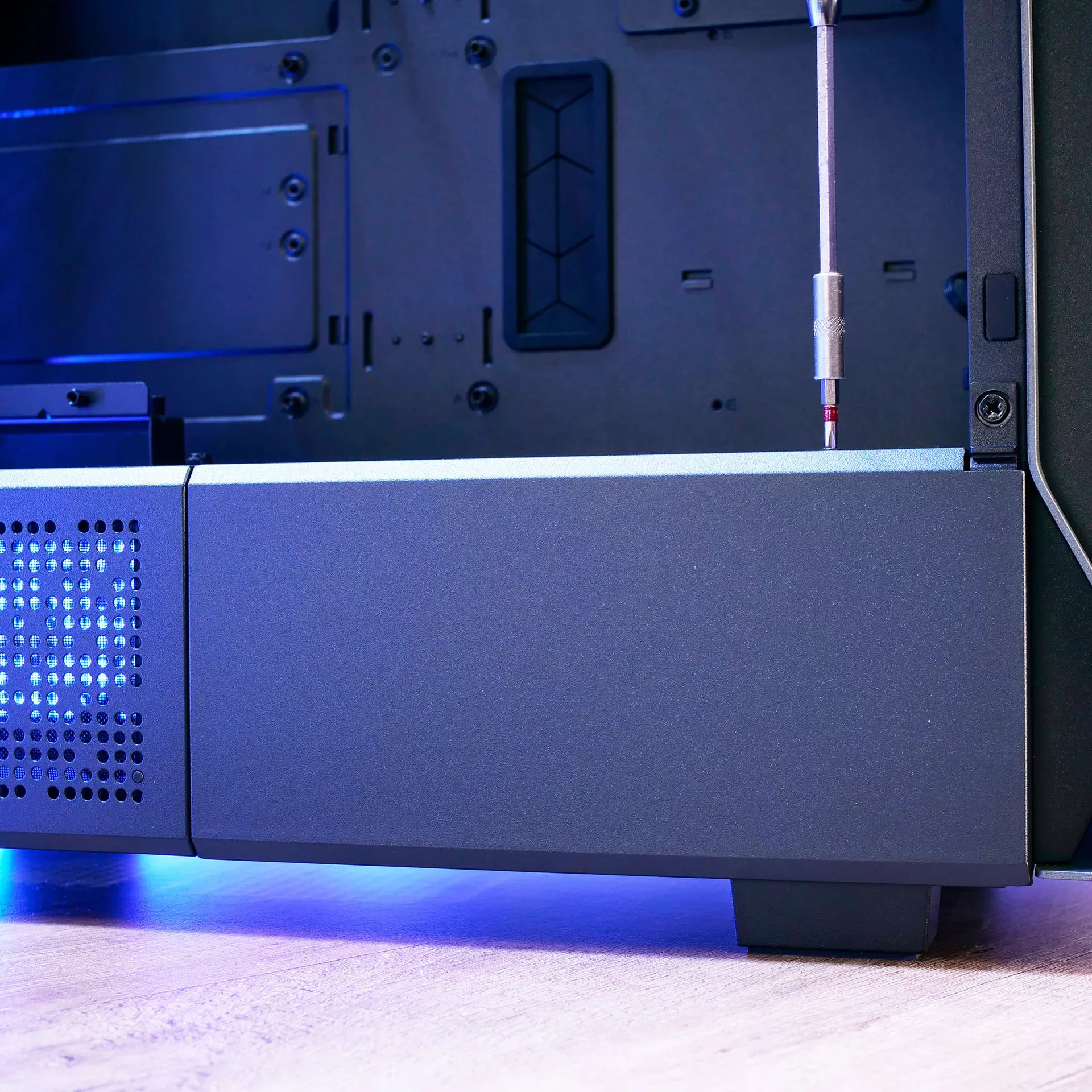 Thermaltake Ceres 500 TG ARGB Snow : un boîtier ultra complet à la façade atypique 40 Ceres Black Lcd Panel 7