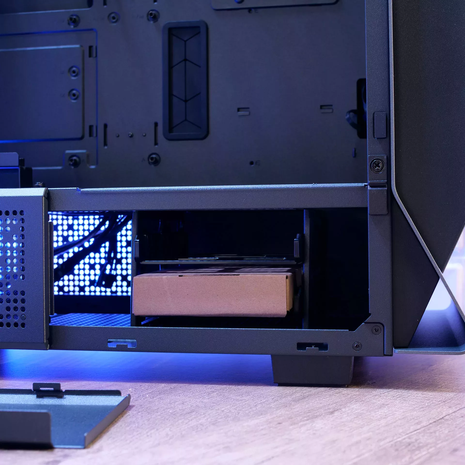 Thermaltake Ceres 500 TG ARGB Snow : un boîtier ultra complet à la façade atypique 42 Ceres Black Lcd Panel 8 1