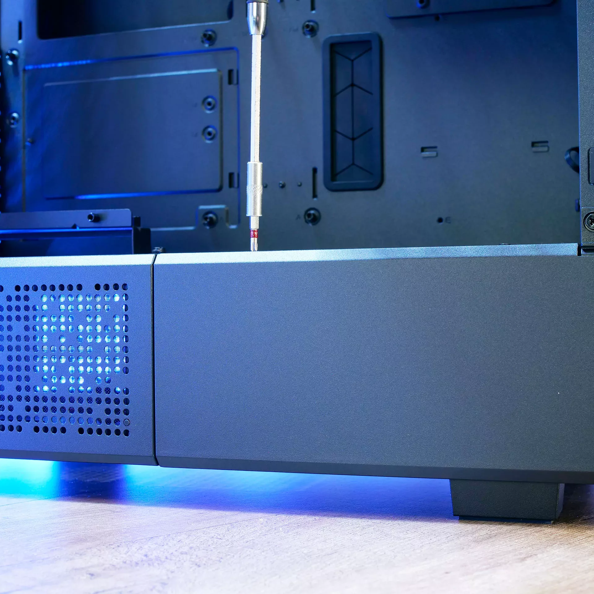 Thermaltake Ceres 500 TG ARGB Snow : un boîtier ultra complet à la façade atypique 41 Ceres Black Lcd Panel 8