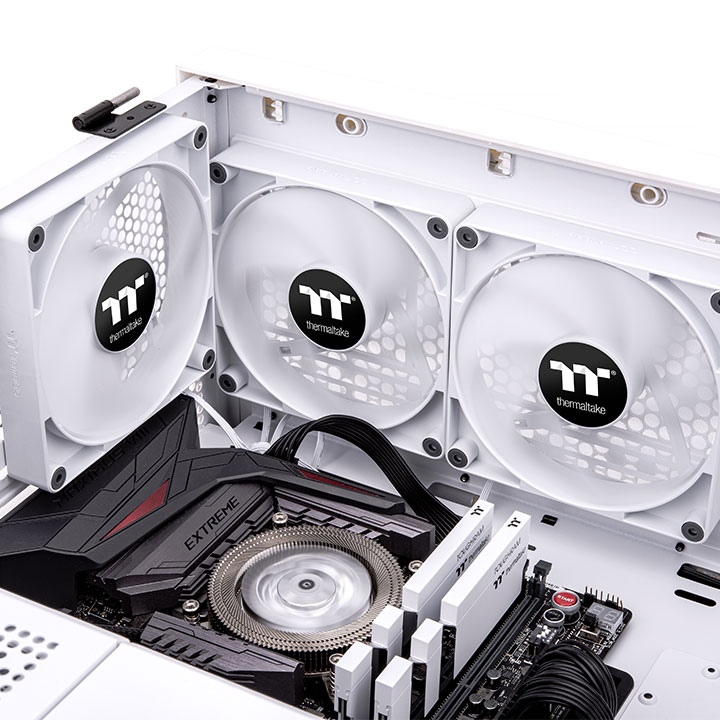 Thermaltake dévoile les boîtiers CTE avec efficacité thermique centralisée. 7 Cl F151 Pl12wt A 05 1