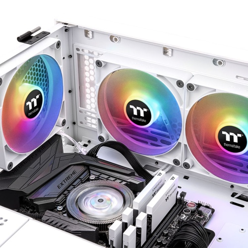 Thermaltake dévoile les boîtiers CTE avec efficacité thermique centralisée. 6 Cl F154 Pl14sw A 05