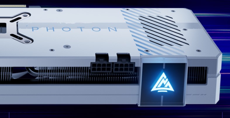 GUNNIR Photon White : une Arc A770 toute blanche 3 GUNNIR Photon White deux connecteurs 8 broches