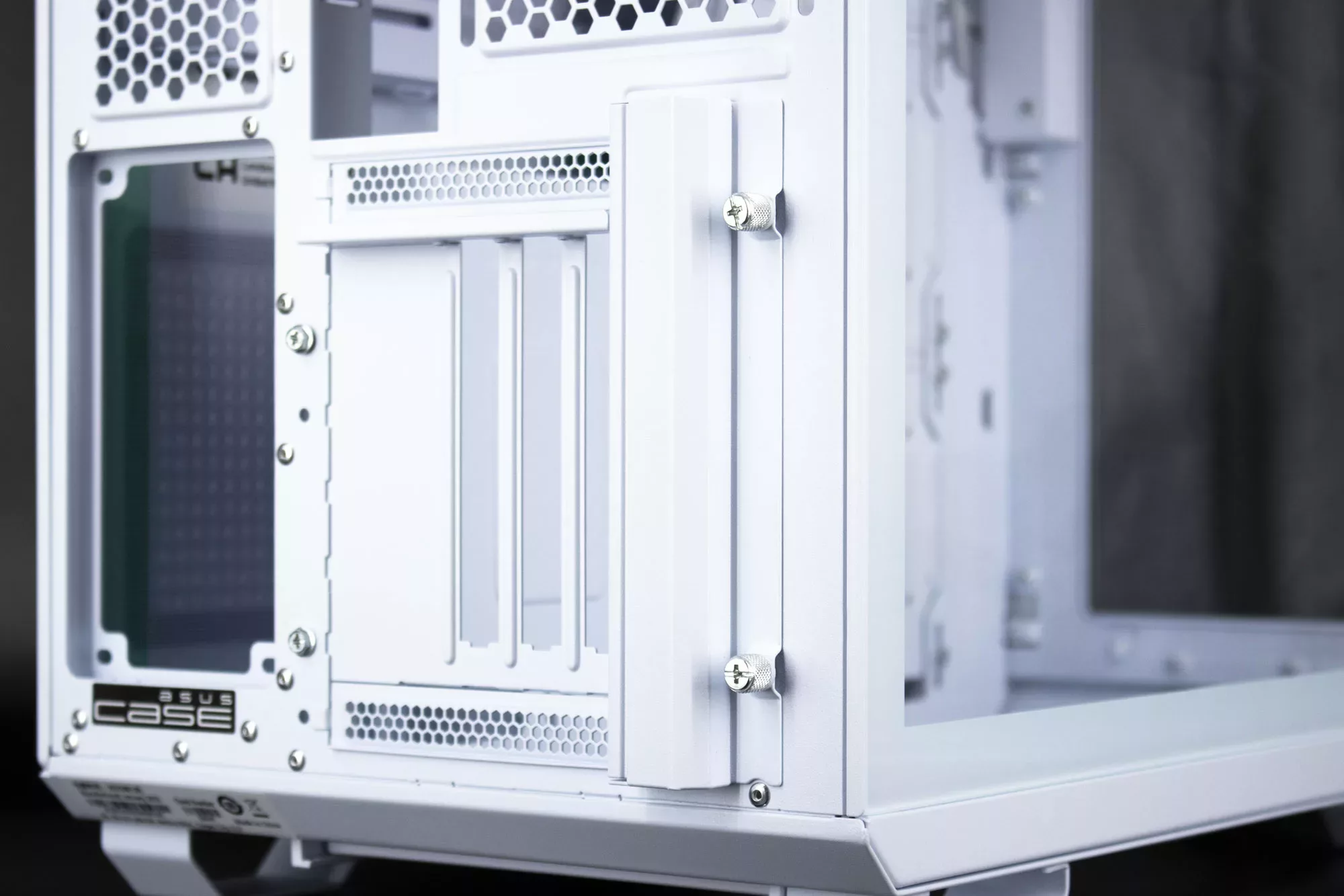 TUF Gaming GT502 équerres