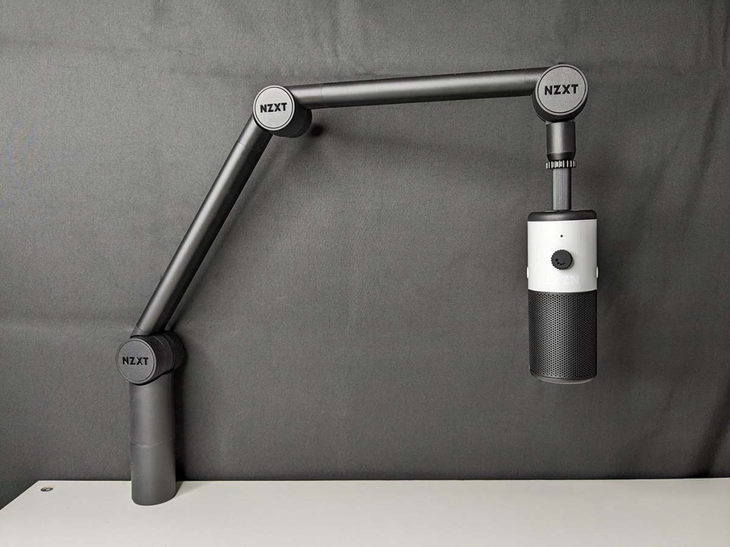 Bras fixé sur le bureau, microphone fixé sur le bras