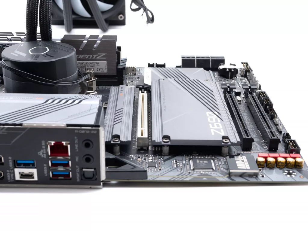 Cooler Master 360L Core ARGB espace GPU et M2