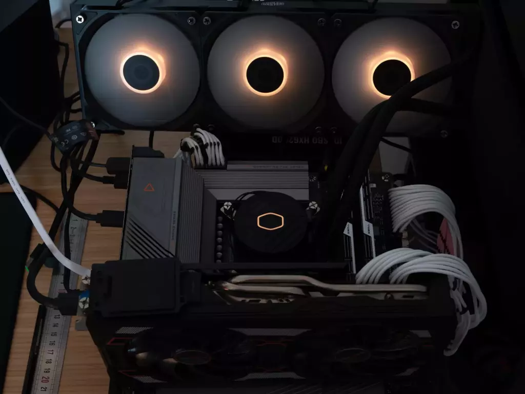 Compatibilité des refroidisseurs Cooler Master avec Intel Core Ultra 200S LGA 1851 5 Cooler Master 360L Core ARGB jaune