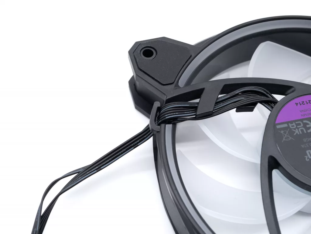 Cooler Master MF120 Halo² zoom passage cable