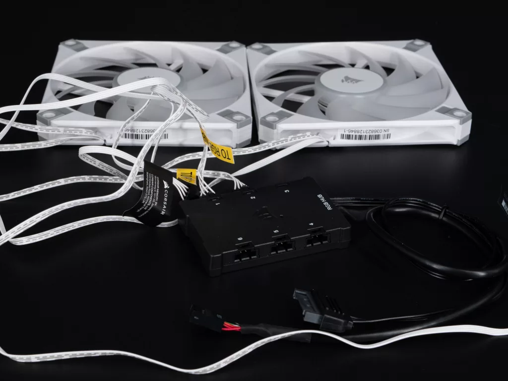 Corsair AF120 RGB Slim avec controleur corsair core