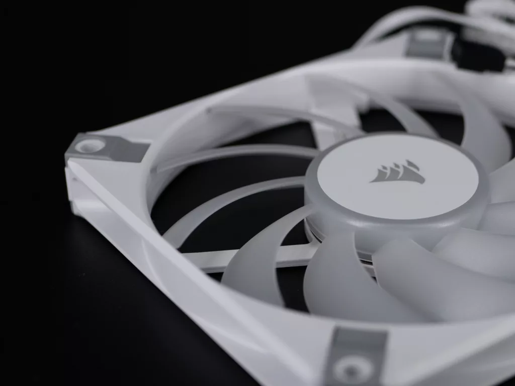 Corsair AF120 RGB Slim pale avant