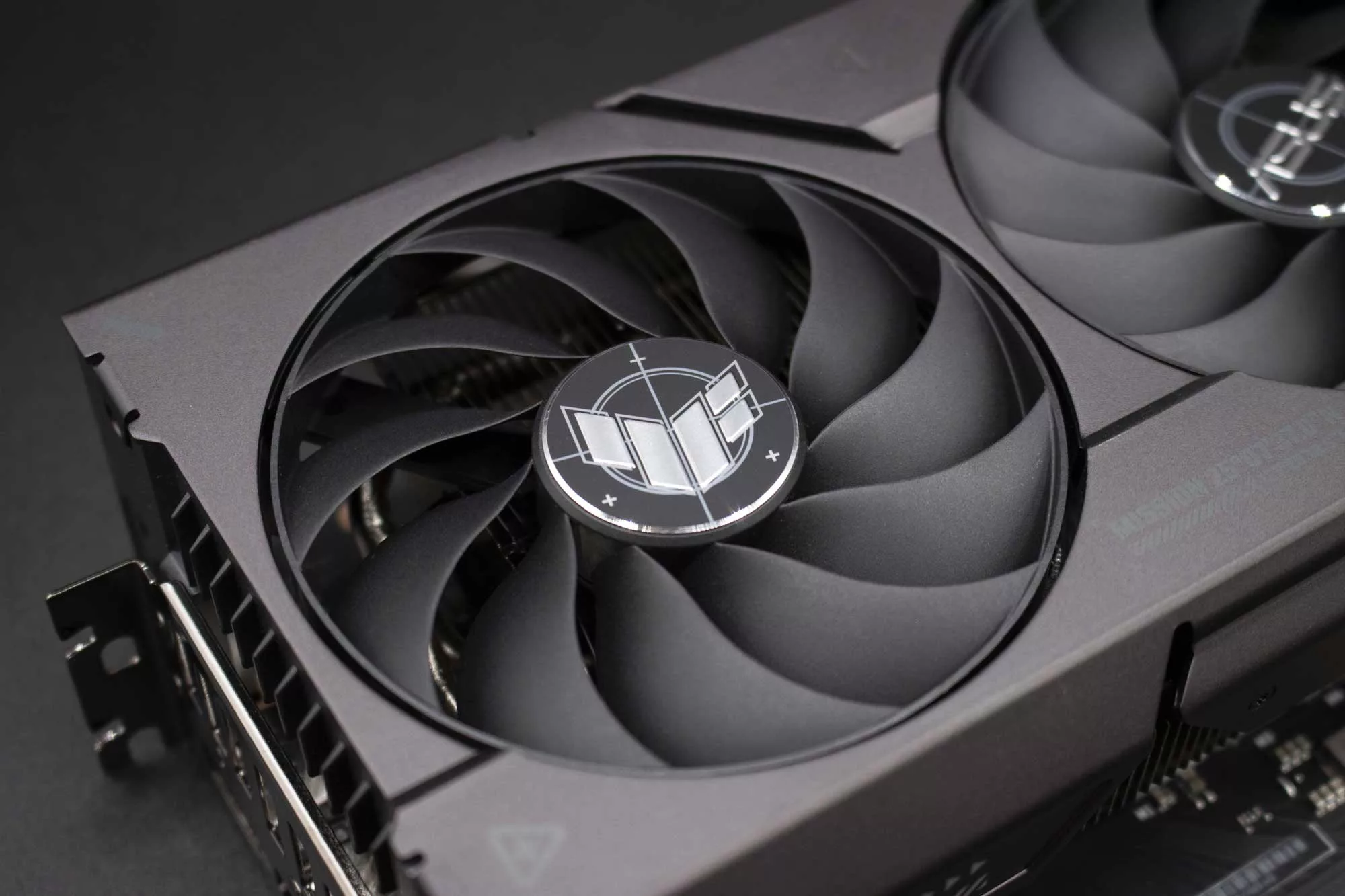 ASUS TUF Gaming RTX 4070 OC 010