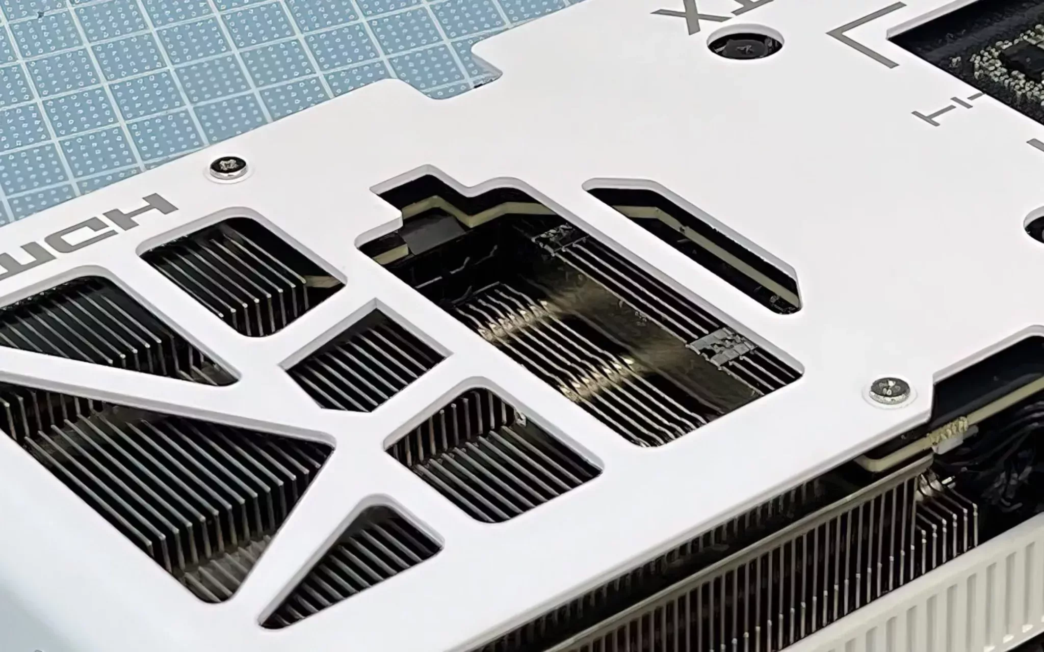 Inno3D RTX 4060 Ti et RTX 4070 : cachez moi ces connecteurs ! 3 Inno3D