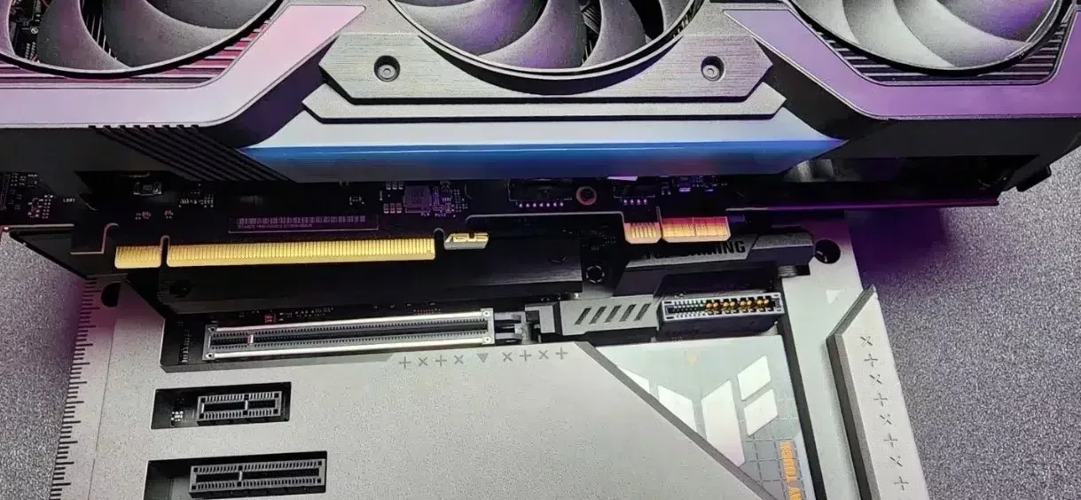 ASUS présente une RTX 4070 sans connecteur d'alimentation 3 ASUS RTX4070 slot carte mère