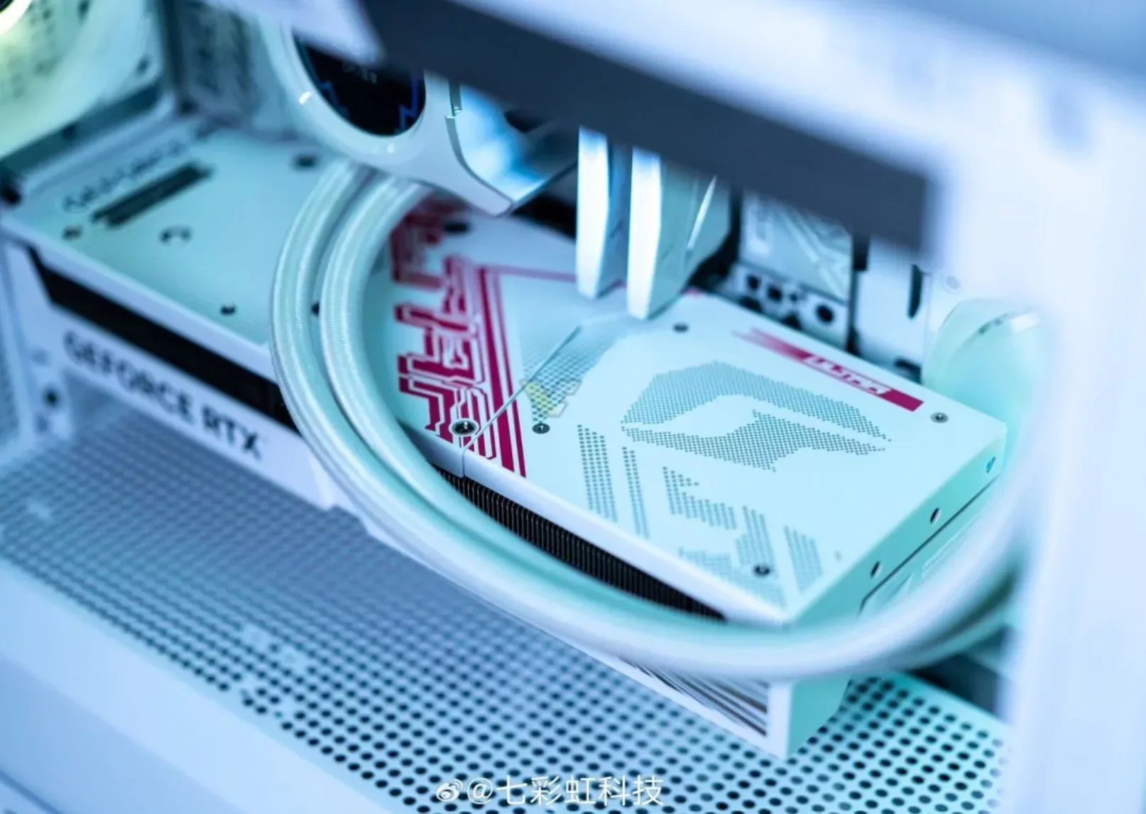 Une Colorful RTX 4070 Ultra Z avec câbles cachés et une RTX 4060 Ti Mini se montrent 2 Colorful RTX 4070 Z Ultra Backplate