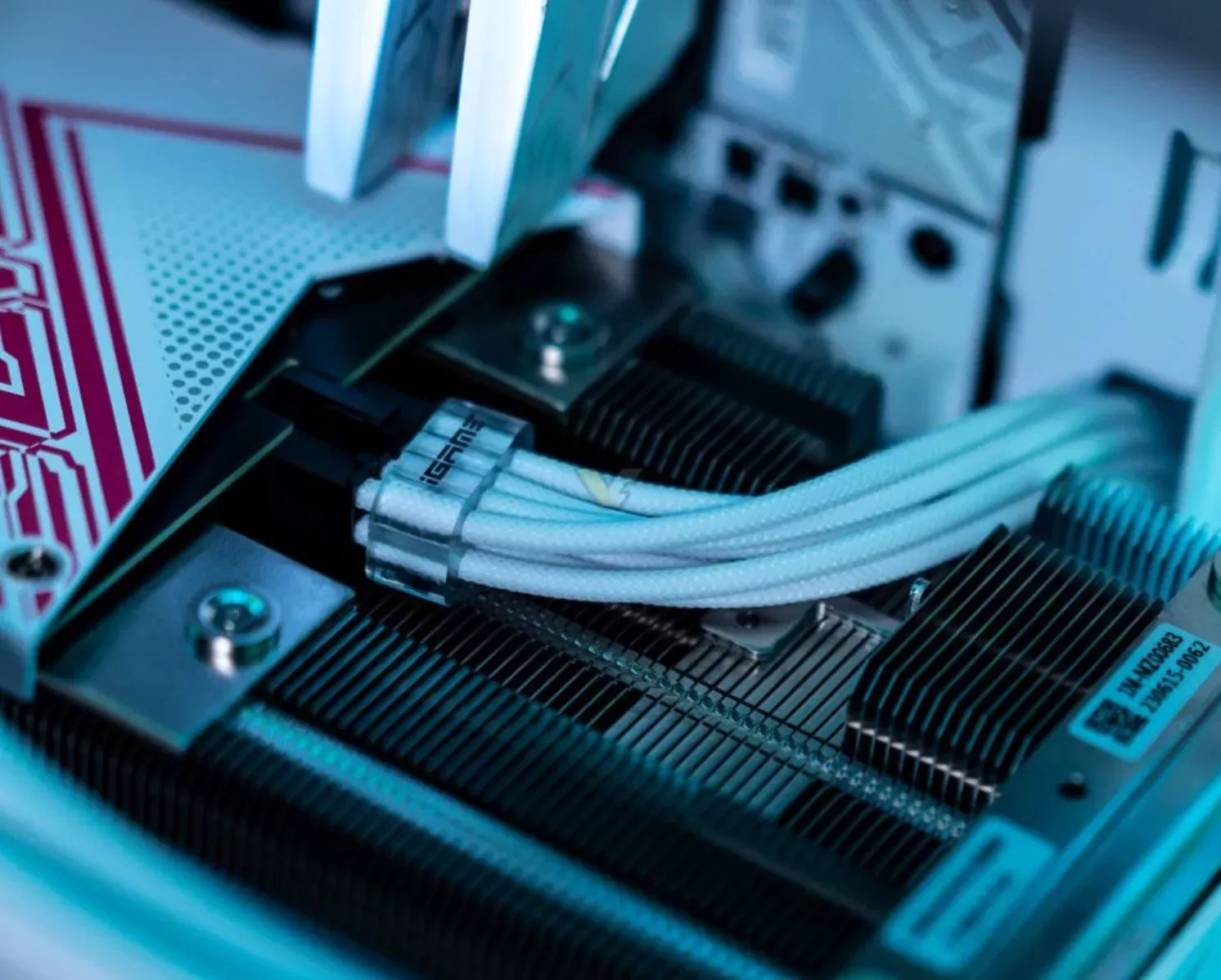 Une Colorful RTX 4070 Ultra Z avec câbles cachés et une RTX 4060 Ti Mini se montrent 3 Colorful RTX 4070 Z Ultra Câble 8 broches