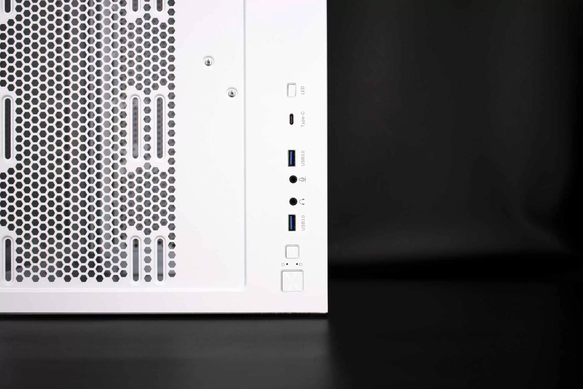 Raijintek PAEAN C7 panneau entrées sorties