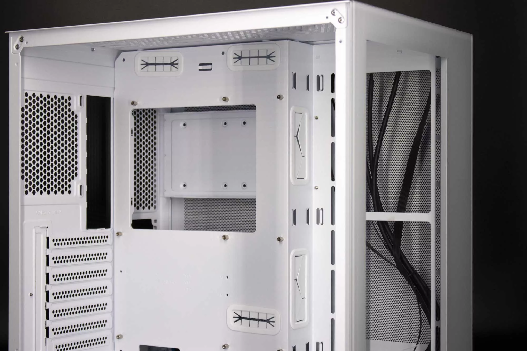 Raijintek PAEAN C7 passe câbles