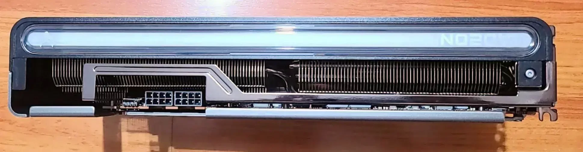Sapphire a une RX 7900 GRE en préparation 4 Sapphire RX 7900 GRE connecteurs