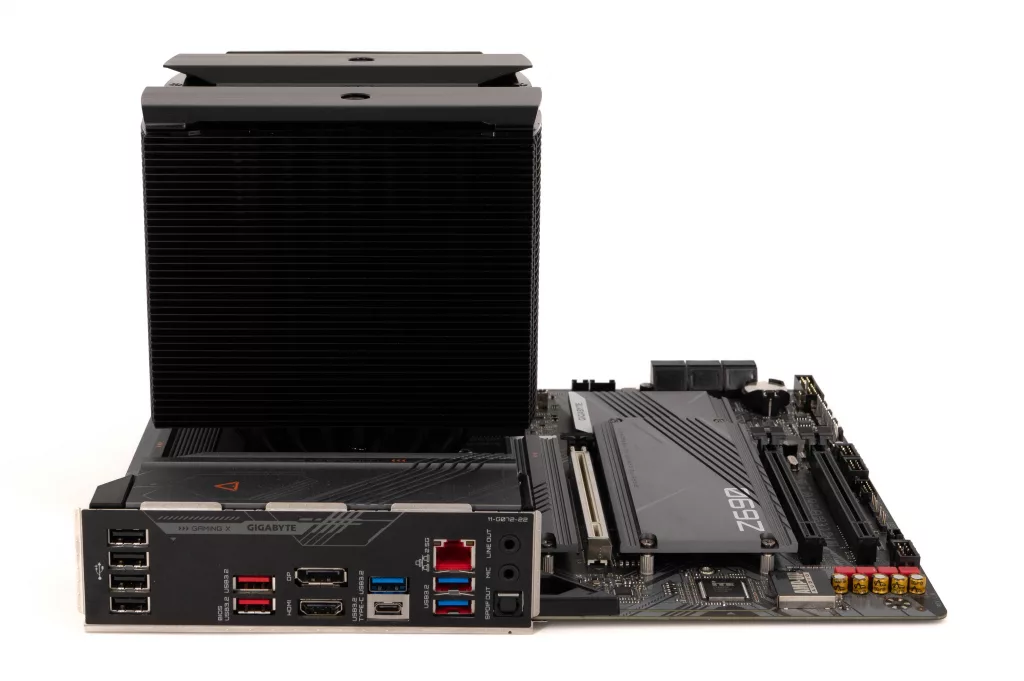 Cooler Master MA824 Stealth cote IO Shield