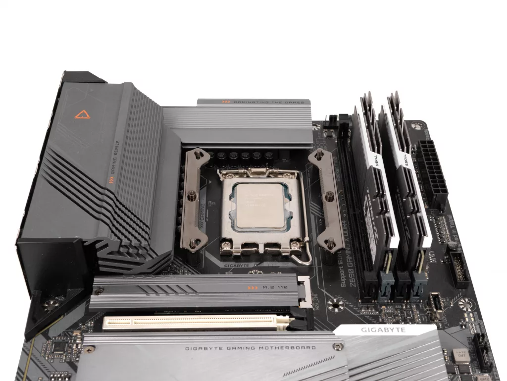 Cooler Master MA824 Stealth etriers 1