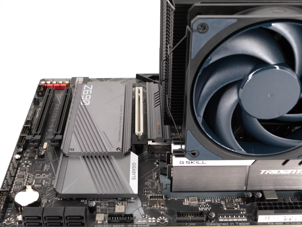 Cooler Master MA824 Stealth port PCIe 16x