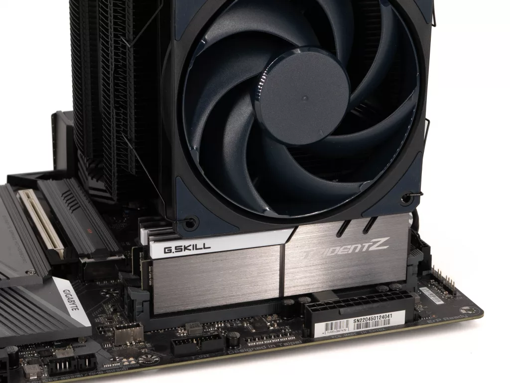 Cooler Master MA824 Stealth ram avec ventilateur Mobius