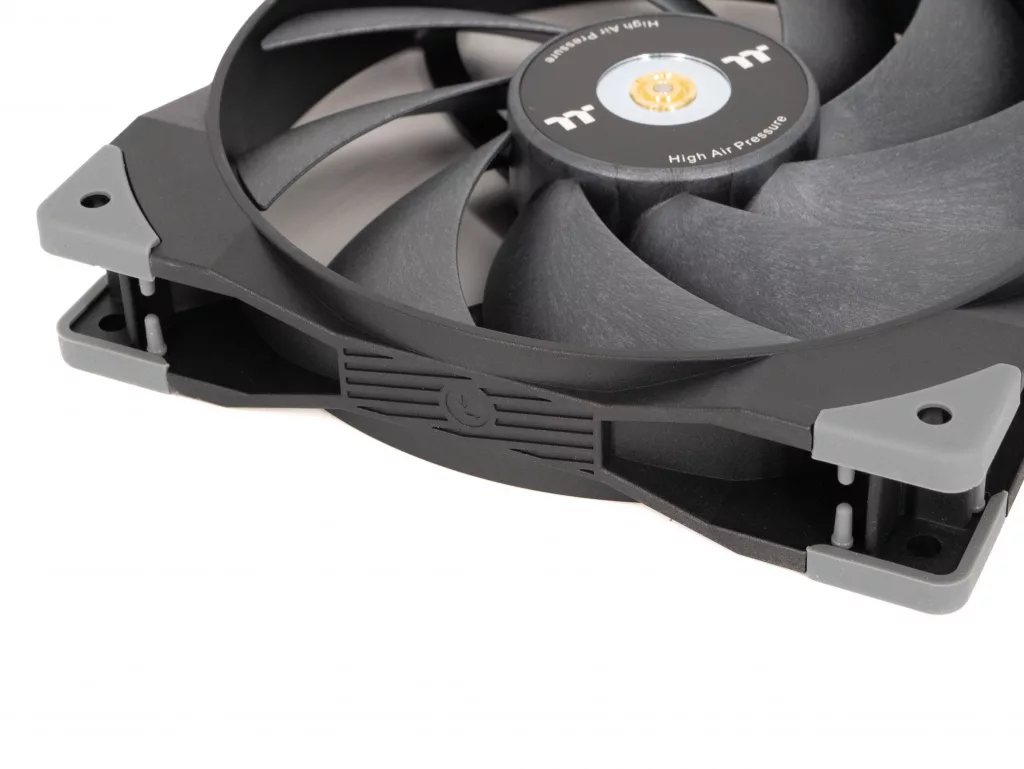 Thermaltake Swafan GT14 cote fleches