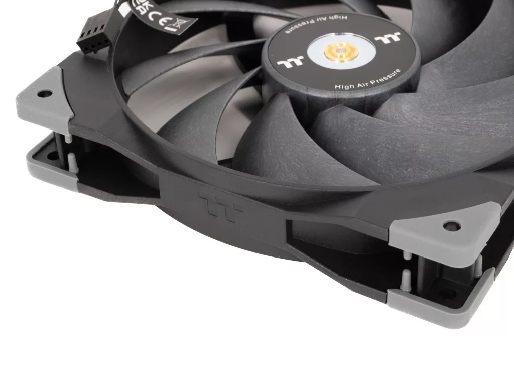 Thermaltake Swafan GT14 cote logo marque