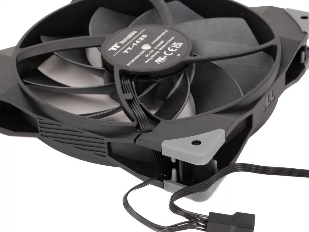 Thermaltake Swafan GT14 passage cable