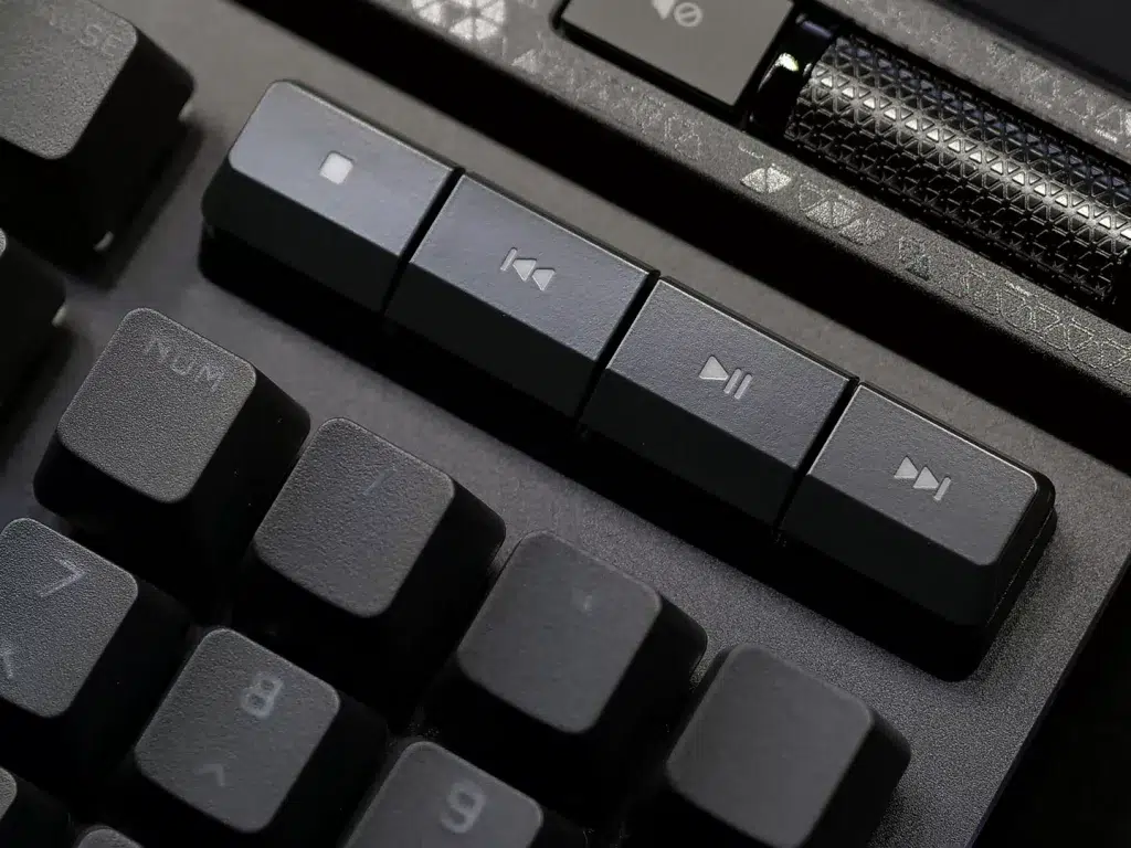 corsair k70 max commandes medias