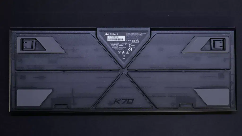 corsair k70 max dessous