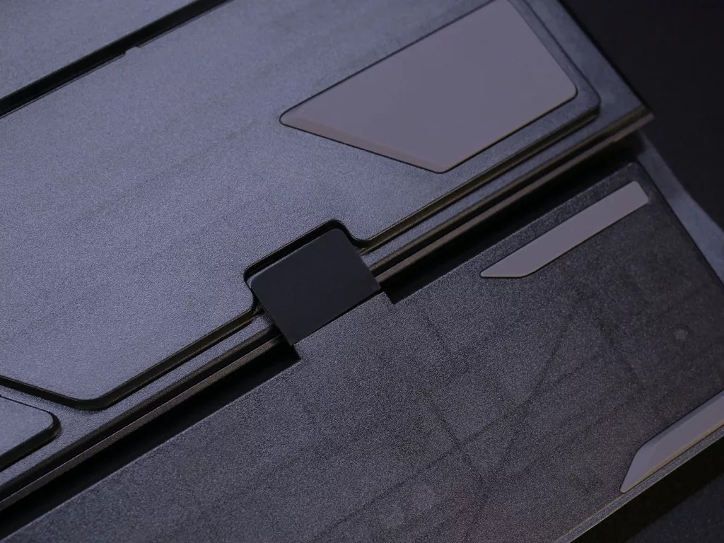 corsair k70 max dessous fixation magnétique repose poignet demo