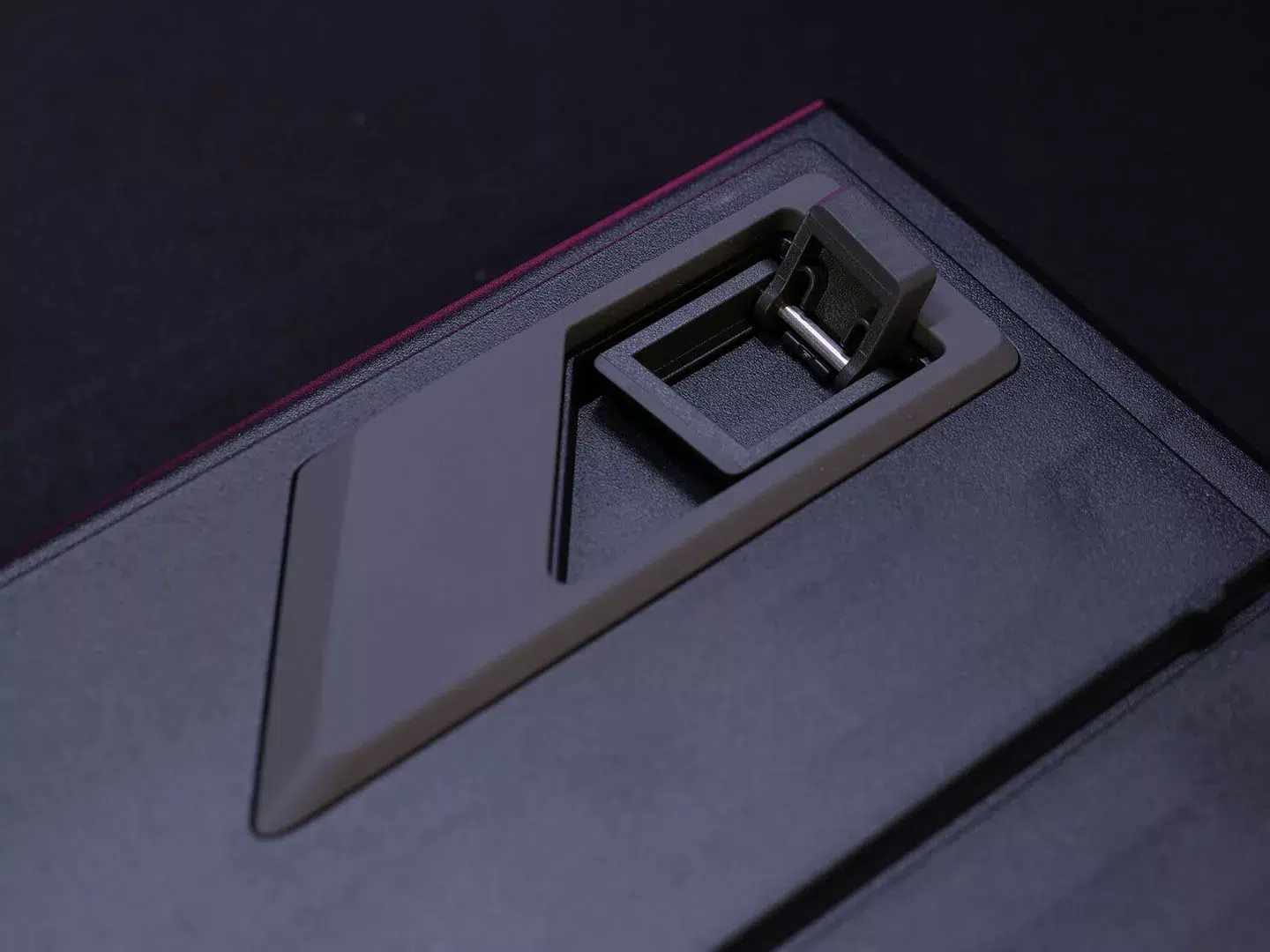 corsair k70 max dessous pieds repliables pos 01