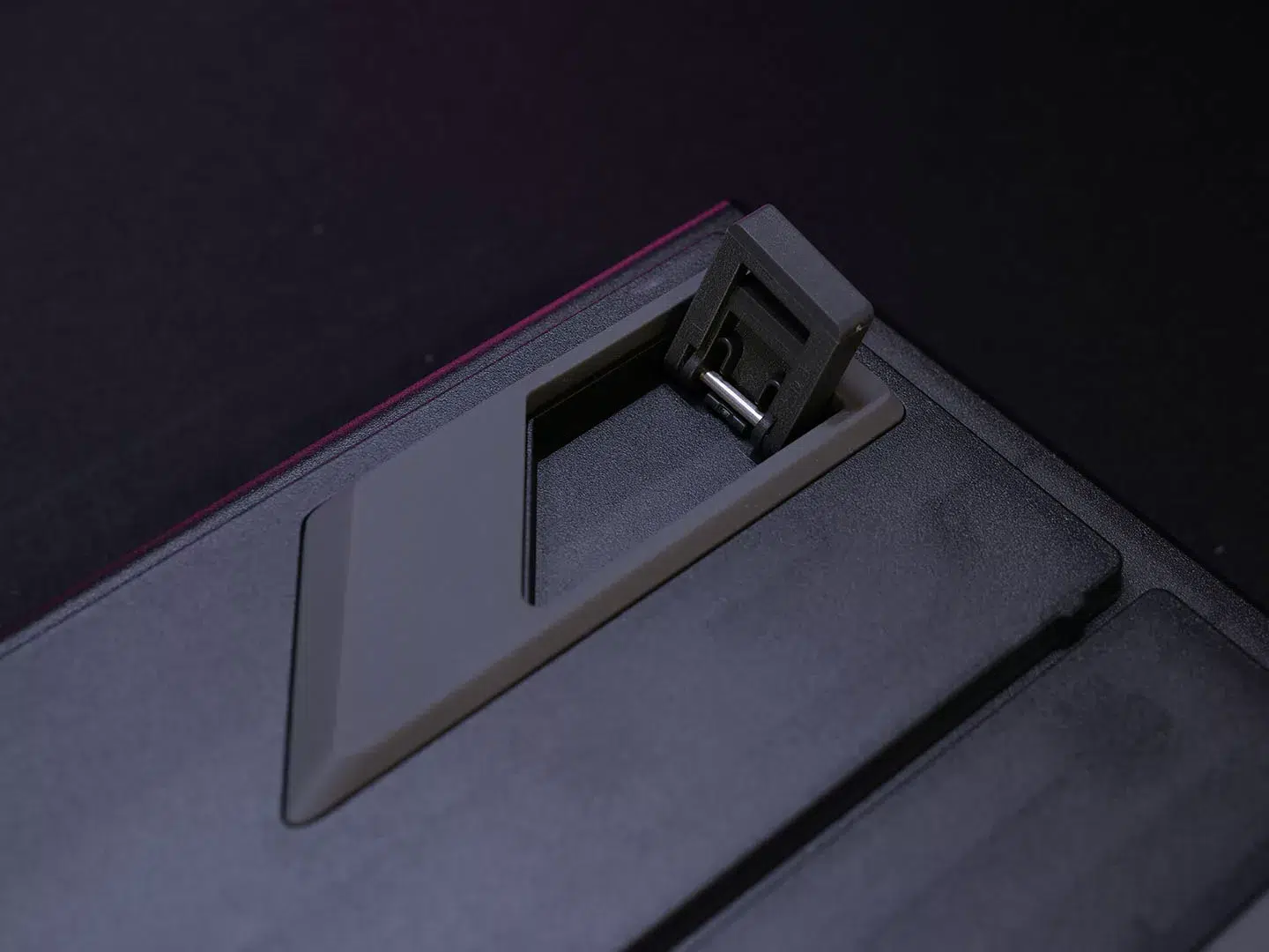 corsair k70 max dessous pieds repliables pos 02