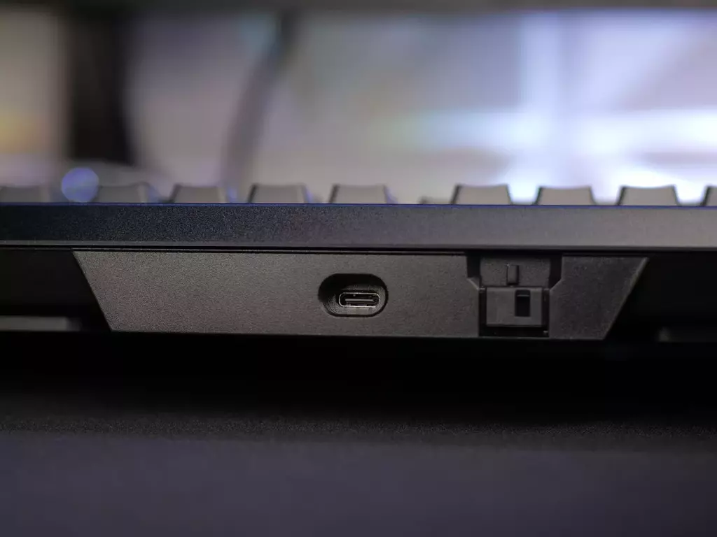 corsair k70 max port usb c