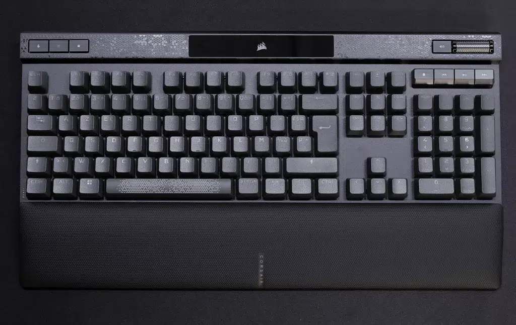 corsair k70 max vue de haut avec repose poignet