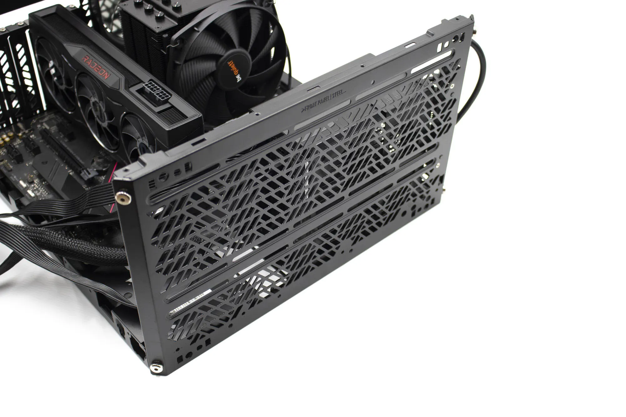 Cooler Master QUBE500 Flatpack fixation paroi avant 1