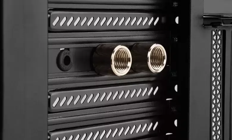 EK-Loop PCI Bracket Pass-Through : pour faciliter le refroidissement externe 1 EK Loop PCI Bracket Pass Through Couv