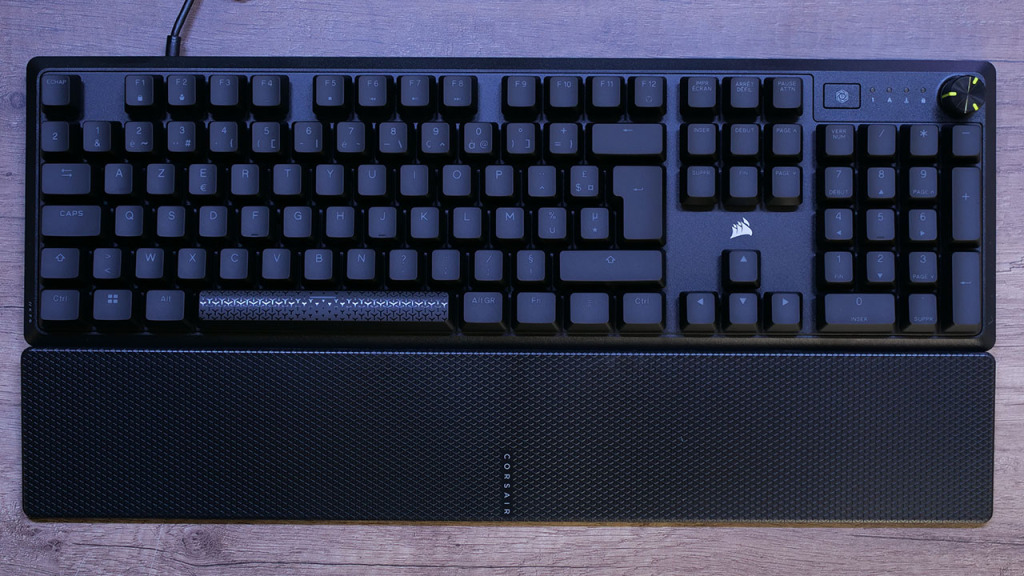 corsair k70 core vue dessus avec repose poignets