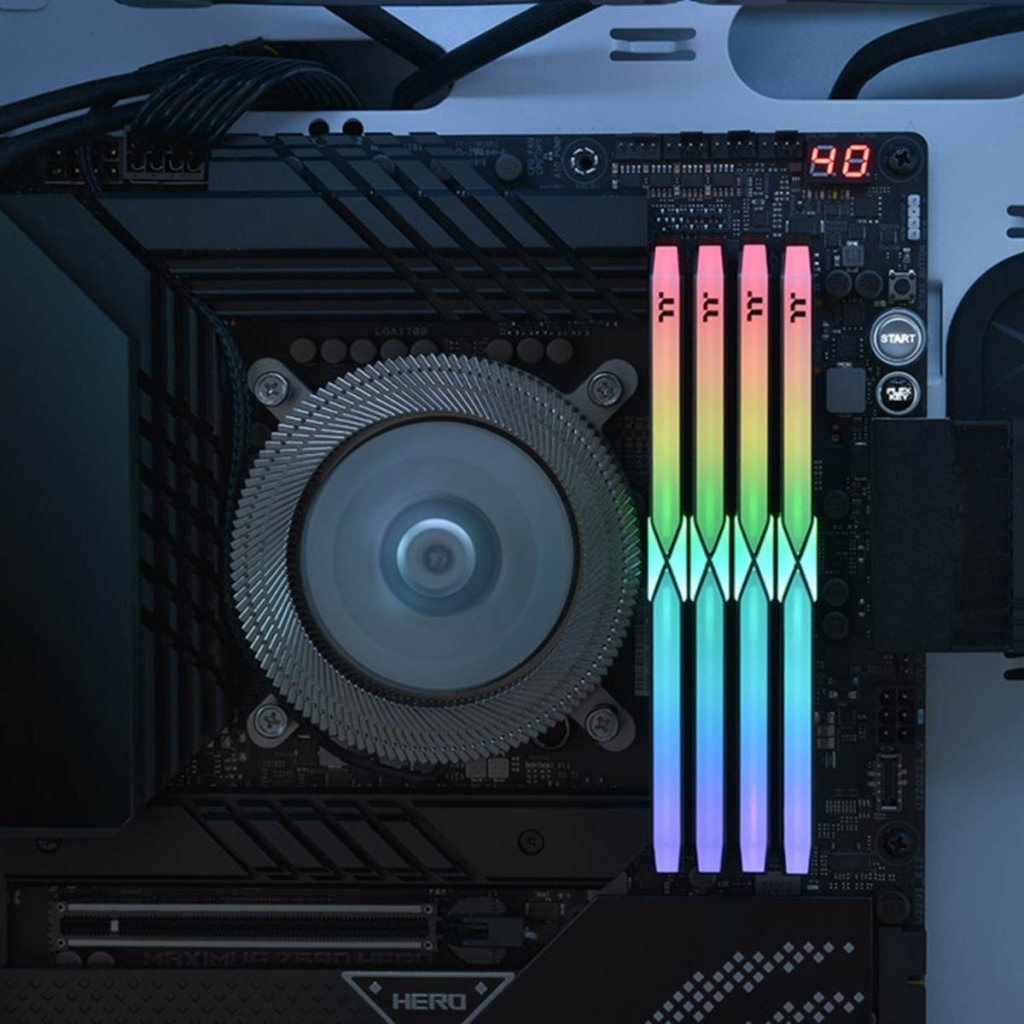 La mémoire DDR5 TOUGHRAM XG RGB D5 de Thermaltake passe à 8000 MT/s 5 TOUGHRAM XG RGB D5 blanc dessus