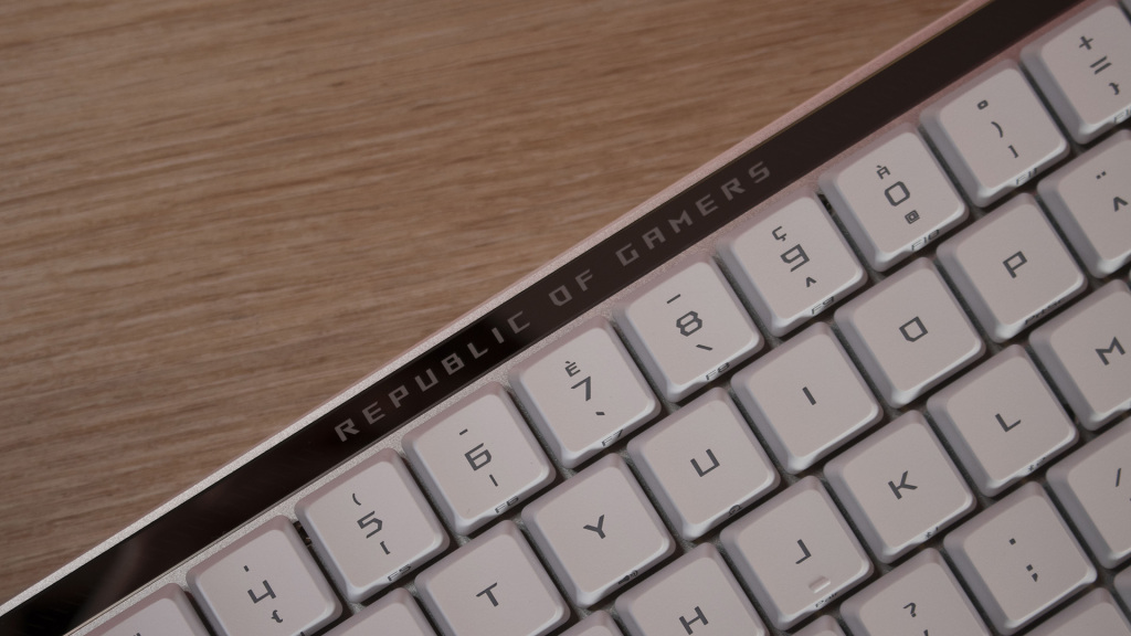 ASUS ROG Falchion RX Low Profil barre lumineuse